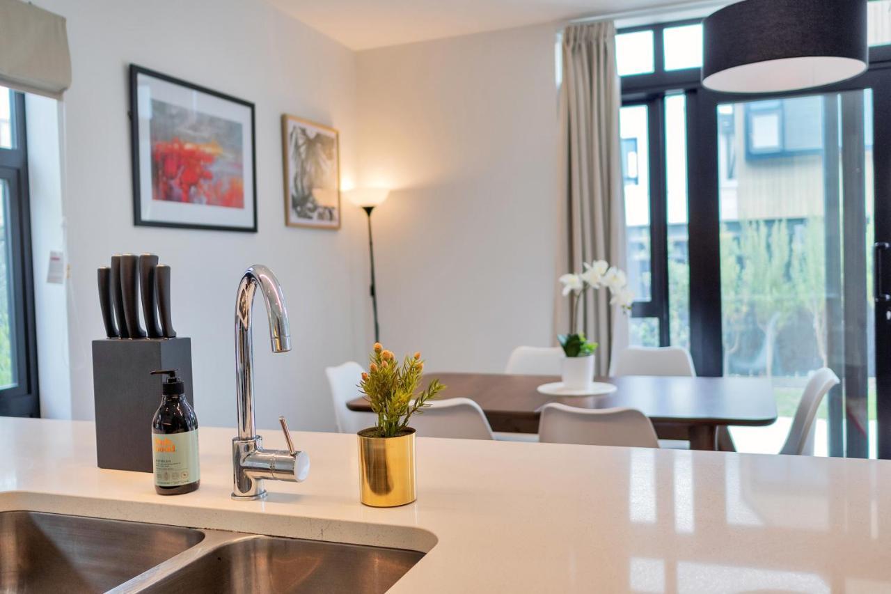 Villa Blissful Breeze Townhouse With Parking And Patio Auckland Esterno foto