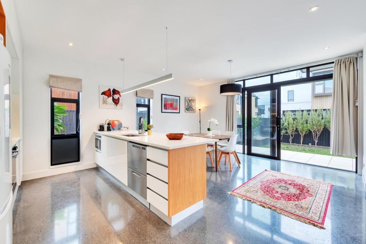 Villa Blissful Breeze Townhouse With Parking And Patio Auckland Esterno foto