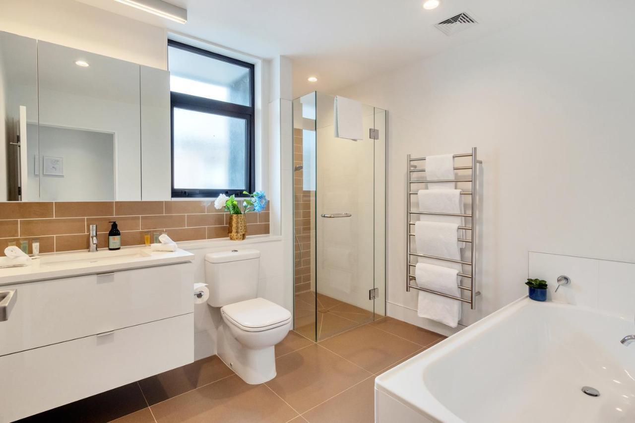 Villa Blissful Breeze Townhouse With Parking And Patio Auckland Esterno foto