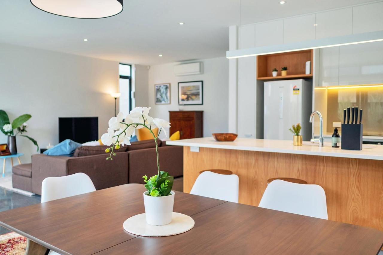 Villa Blissful Breeze Townhouse With Parking And Patio Auckland Esterno foto