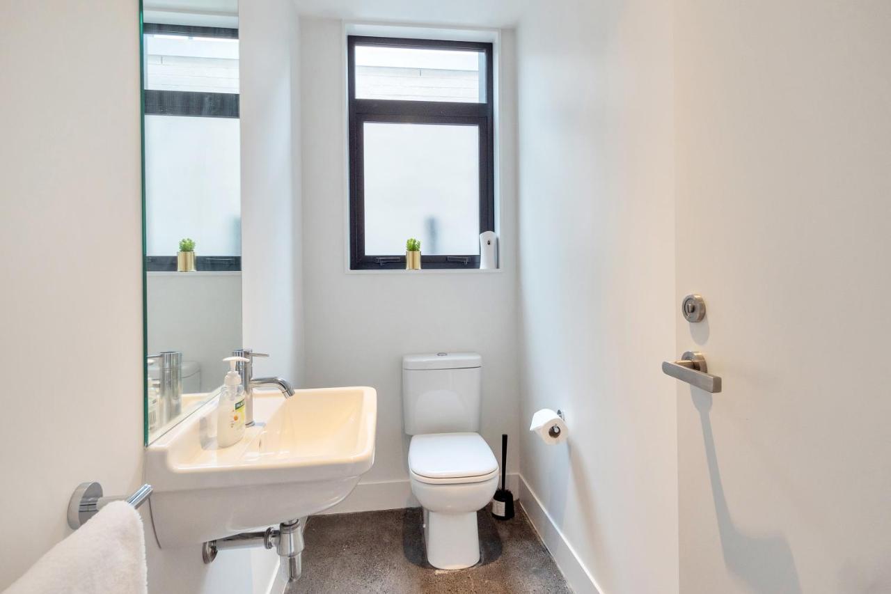 Villa Blissful Breeze Townhouse With Parking And Patio Auckland Esterno foto