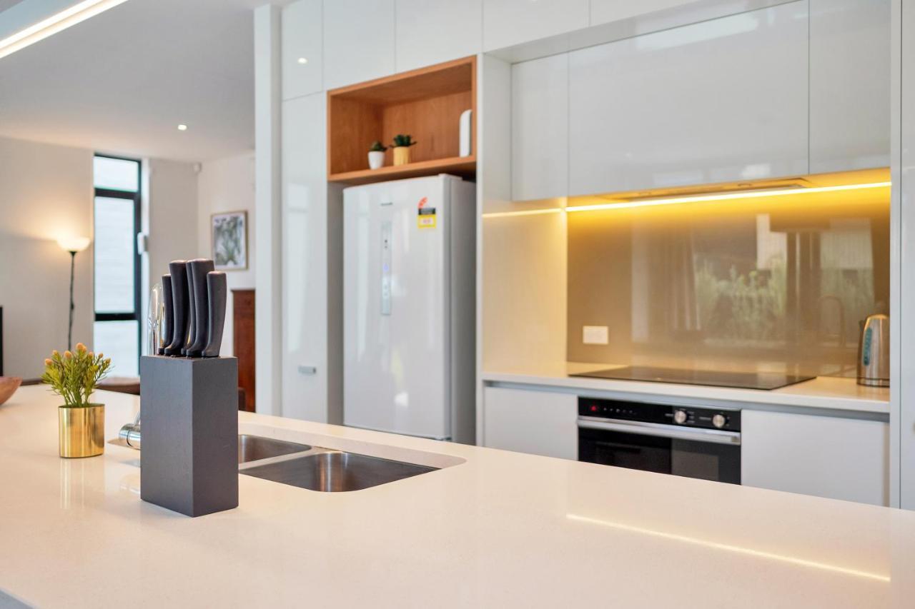 Villa Blissful Breeze Townhouse With Parking And Patio Auckland Esterno foto